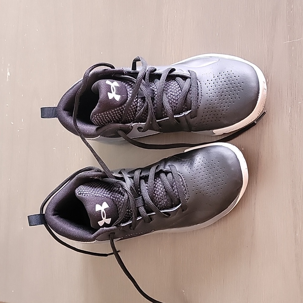Under Armour boys Basketball shoes